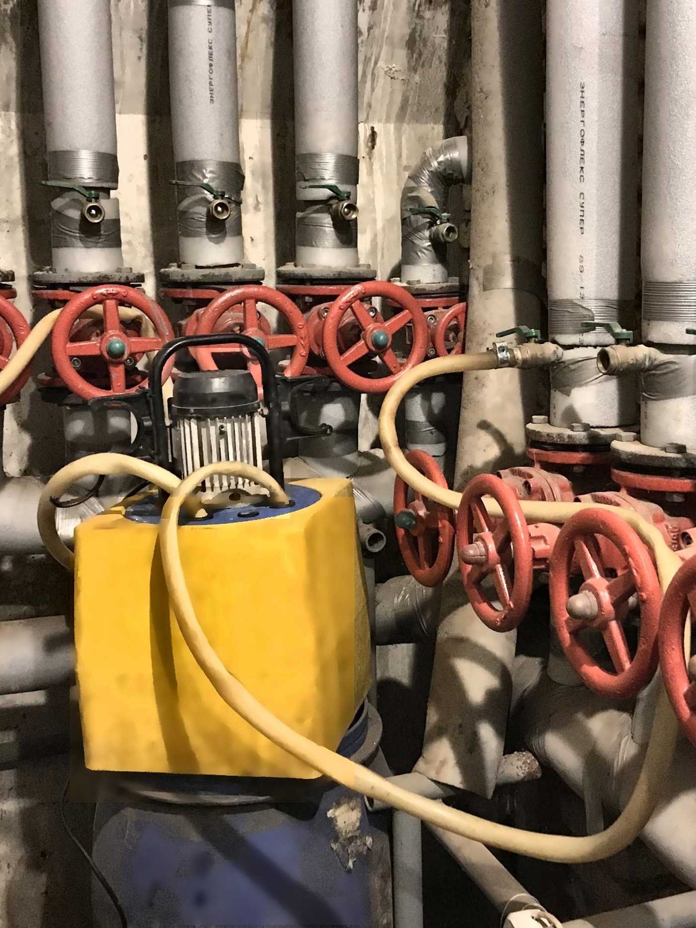 Hydro-flushing a building heating manifold with red gate valves